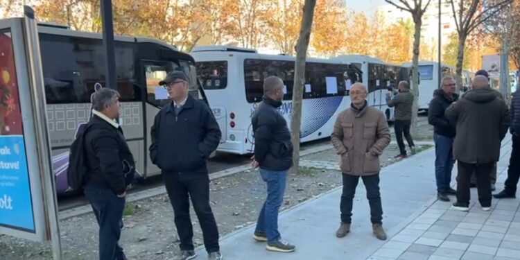 Shoferët e linjave të transportit interurban në Vlorë në protestë, kërkesat