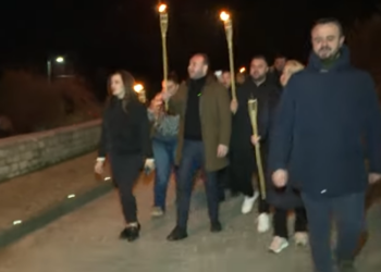 Disa demokratë shkojnë në Surrel, thirrje Ramës: Jep dorëheqjen!