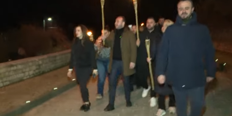 Disa demokratë shkojnë në Surrel, thirrje Ramës: Jep dorëheqjen!
