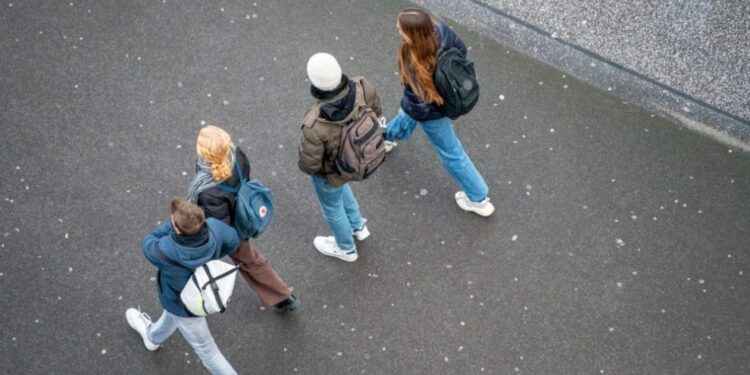 Dita e rinisë, pa të rinj/ Në 13 vite tkurren me 45%, nga emigracioni i lartë