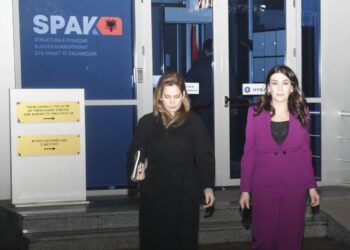 Hetime për 12 tendera/ Drejtoresha e AKSH-it Mirlinda Karçanaj del pas 3 orësh në SPAK, gojëkyçur me mediat