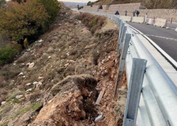 FOTO/ Pas Qukës-Qafë Plloçë e Korçë-Ersekë, Ballukut i shembet edhe rruga Shëngjin-Velipojë. Vepra u përurua 8 muaj më parë dhe kushtoi 4 mln euro