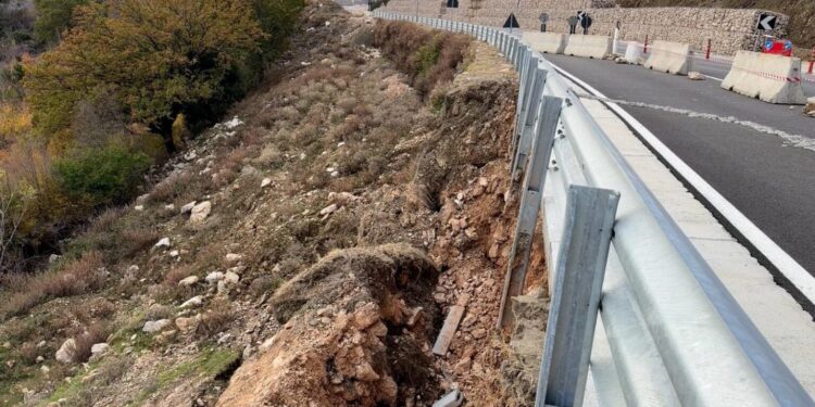 FOTO/ Pas Qukës-Qafë Plloçë e Korçë-Ersekë, Ballukut i shembet edhe rruga Shëngjin-Velipojë. Vepra u përurua 8 muaj më parë dhe kushtoi 4 mln euro