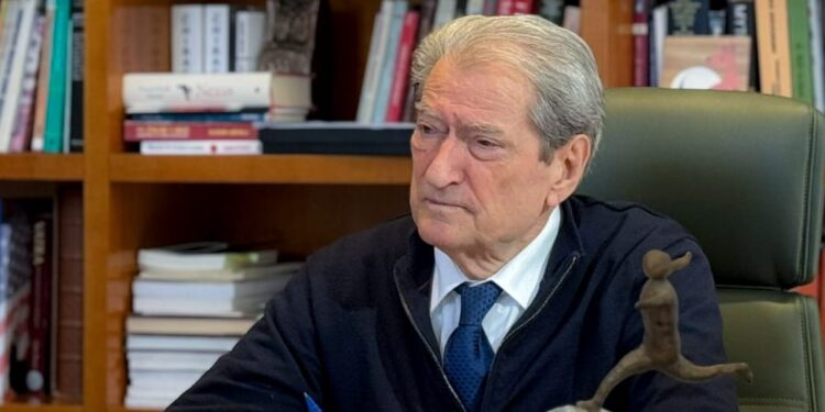 “Familjarë të kryeministrit të përfshirë në tenderë”/ Berisha: Imagjino sikur BKH të shkojë në Surrel të kërkojë dokumentet?
