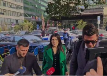 Tenderat e AKSHI-t, Mirlinda Karçanaj paraqitet në GJKKO e shoqëruar nga policia