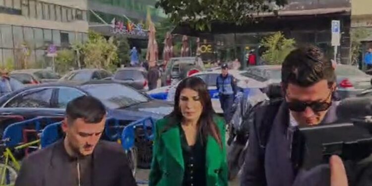 Tenderat e AKSHI-t, Mirlinda Karçanaj paraqitet në GJKKO e shoqëruar nga policia