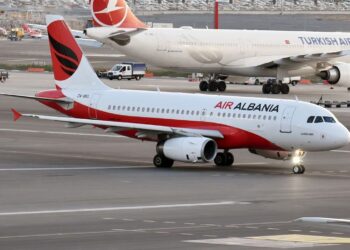 Thellohet skandali i “Air Albania”/ Punonjësit pa paga prej muajsh, kompania shet biletat dhe anulon fluturimet