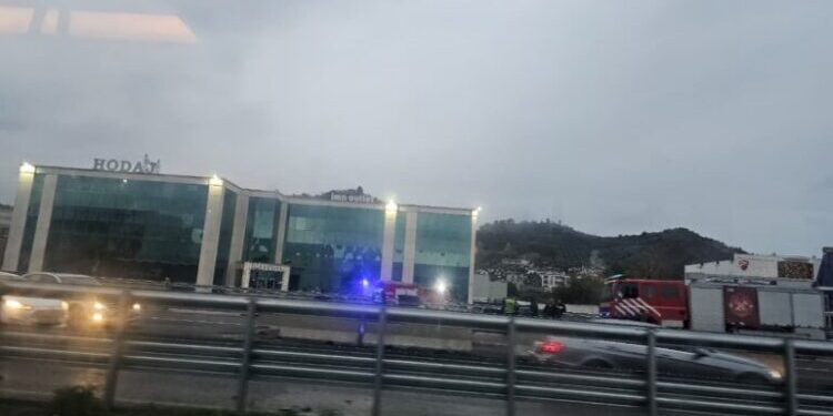 Aksident në autostradën Durrës-Tiranë/ Shoferi përplaset me bordurën, shpërthen në flakë mjeti
