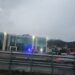 Aksident në autostradën Durrës-Tiranë/ Shoferi përplaset me bordurën, shpërthen në flakë mjeti