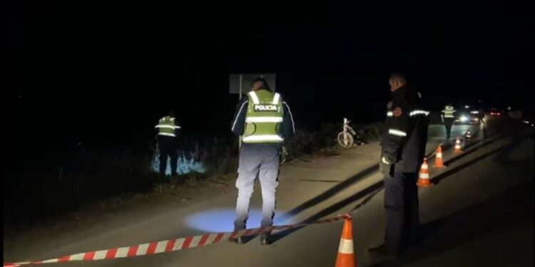 “Skoda” del nga rruga në Maliq/ Plagosen dy persona, mes tyre një fëmijë