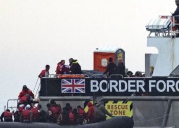 Britania ashpërson masat për emigrantët, shqiptarëve me azil të refuzuar u ofrohen deri në 10,000 paund për t’u kthyer në shtëpi