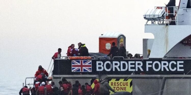 Britania ashpërson masat për emigrantët, shqiptarëve me azil të refuzuar u ofrohen deri në 10,000 paund për t’u kthyer në shtëpi