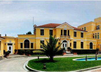 Ambasada Amerikane urim për Vitin e Ri: Gëzuar 2026! Partneriteti me Shqipërinë vijon të forcohet përmes qëllimeve dhe vlerave të përbashkëta