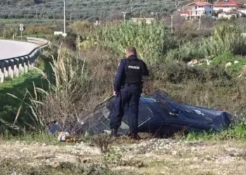 Aksident i rëndë në Fier, furgoni i Policisë përfundon në kanal, plagosen 2 efektivët e FNSH