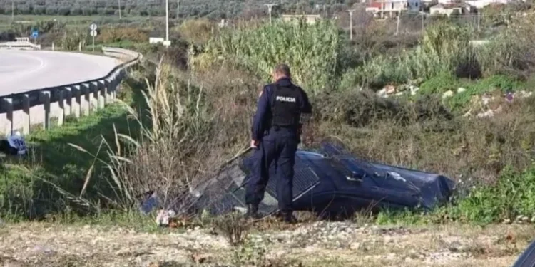 Aksident i rëndë në Fier, furgoni i Policisë përfundon në kanal, plagosen 2 efektivët e FNSH