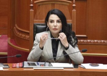 E akuzuar për shkelje të barazisë në tendera me vlerë 210 milionë euro, BIRN: Balluku i është shmangur llogaridhënies