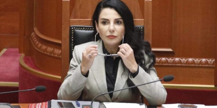 E akuzuar për shkelje të barazisë në tendera me vlerë 210 milionë euro, BIRN: Balluku i është shmangur llogaridhënies