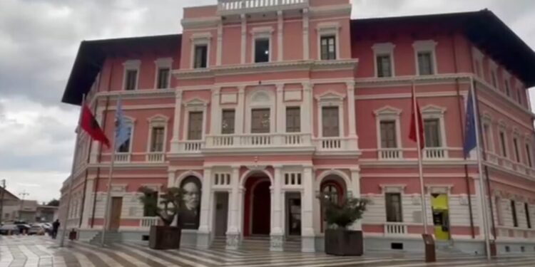 Punonjësit e Bashkisë së Vlorës, vjedhin karburant nga mjetet e punës në pikën e grumbullimit të mbetjeve