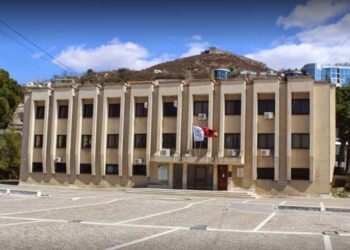 Tenderi i Bashkisë Lezhë pa garë reale — 17 milionë lekë për “evadimin e mbetjeve inerte” i jepet vetëm një kompanie