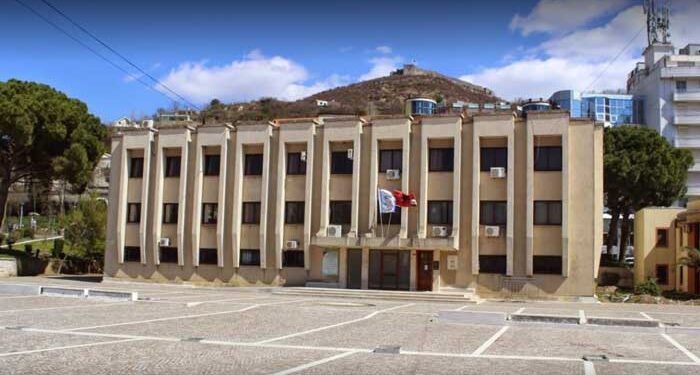 Tenderi i Bashkisë Lezhë pa garë reale — 17 milionë lekë për “evadimin e mbetjeve inerte” i jepet vetëm një kompanie
