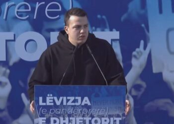 “Lë garant fëmijët e mi, s’ju tradhtoj”, djali i Azem Hajdarit tregon të pathënat e liderit të Dhjetorit: S’e njihte konceptin e frikës. Si i frymëzoi studentët për të shembur dikaturën!
