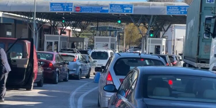 Protesta e fermerëve grekë, bllokohet për disa orë aksi Kakavijë–Janinë. Lejohen të kalojnë vetë automjetet me emergjenca shëndetësore