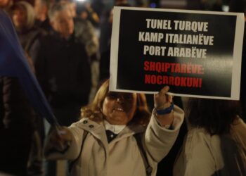 FOTO/ Pankartat pikante në ‘Foltoren’ e opozitës: Kamp italianëve, shqiptarëve ‘Noc Rrokun’