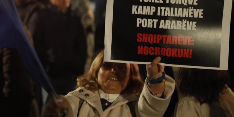 FOTO/ Pankartat pikante në ‘Foltoren’ e opozitës: Kamp italianëve, shqiptarëve ‘Noc Rrokun’