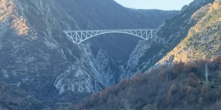 E rëndë në Mat/ 40-vjeçari hidhet nga ura rreth 160 metra e lartë, nipi i “gjeneralit” të krimit, Nehat Kulla