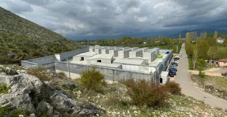 Qendra pritet të hapet në pranverë/ Emigrantët nga Egjipti e Bangladeshi do të sillen në Shqipëri, zbardhet plani i qeverisë italiane për Gjadrin