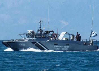 Tragjedi në jug të Kretës, gjendet një varkë gjysmë e fundosur me emigrantë, humbin jetën 18 persona