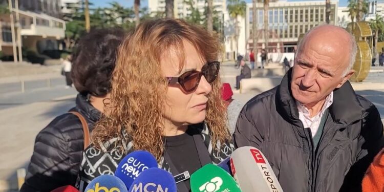 Familjarët e 15-vjeçarit të vrarë në Durrës ngrihen në protestë dhe kërkojnë drejtësi: Shkojnë në shkollë me thika, jo me libra