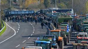 Protesta e fermerëve grekë, sërish bllokim në rrugën Kakavijë-Janinë. Lejohen vetëm emergjencat shëndetësore