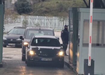 Kakavijë, emigrantët kthehen për festat e fundvitit, rritet fluksi në doganë. Numër i reduktuar sportelesh nga pala greke