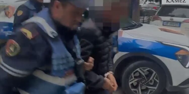 I mori me dhunë nga qafa varësen e floririt, një gruaje, arrestohet ‘skifteri’ në Kamëz
