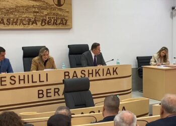 Merr zyrtarisht detyrën, betohet kryetari i ri i bashkisë Berat, Ervin Ceca