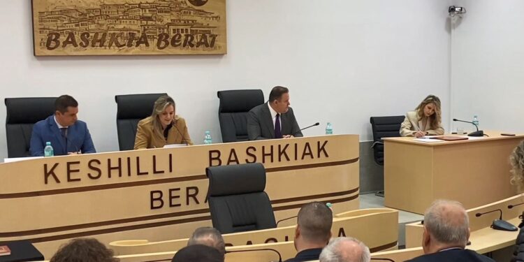 Merr zyrtarisht detyrën, betohet kryetari i ri i bashkisë Berat, Ervin Ceca
