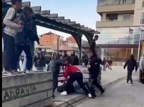PAMJE TRONDITËSE/ Videoja e sherrit të dhunshëm mes adoleshentëve në Shkodër: Këta janë brezat që po krijojmë