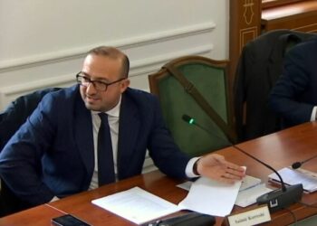 Korreshi te Komisioni i Ligjeve: Gruaja s’do të shkojë me mua, por me deputetin! A është konflikt interesi?