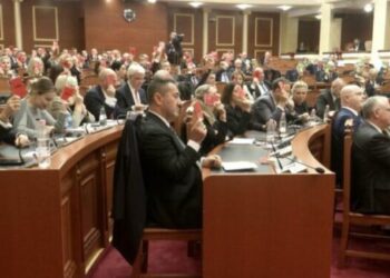 PD tërhoqi firmat për kandidatët, mazhoranca rrëzon opozitën për Avokatin e Popullit