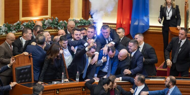 Kërkoi përjashtimin e 29 deputetëve, “zbutet” PS: Do ndëshkojmë vetëm 10 ligjvënës