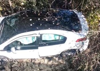 Aksident në aksin rrugor Berat-Lushnje, makina përfundon në kanal. Çifti i bashkëshorteve transportohen në spital