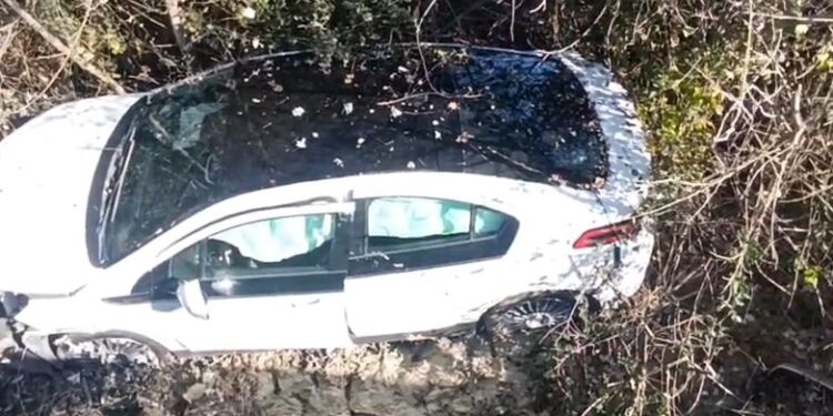 Aksident në aksin rrugor Berat-Lushnje, makina përfundon në kanal. Çifti i bashkëshorteve transportohen në spital