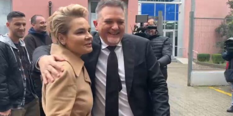 “Mos e kruaj shumë”, Monika Kryemadhi batuta me Jul Dedën para SPAK: Për çfarë ke ardhur?