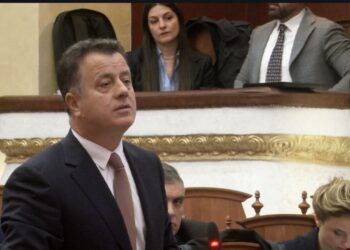 Demokrati debat me Ballën/ “‘Injorant’, e ka fjalori i gjuhës shqipe” Peleshi i kthehet Nokës: Edhe etikën e ka!