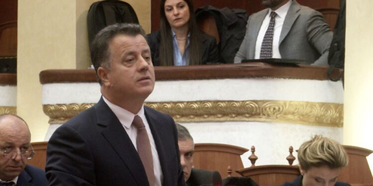 Demokrati debat me Ballën/ “‘Injorant’, e ka fjalori i gjuhës shqipe” Peleshi i kthehet Nokës: Edhe etikën e ka!