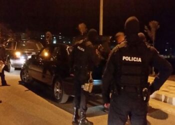 Grabiste gjëra nga varrezat dhe i shiste në pazar, arrestohet i riu në Berat (EMRI)