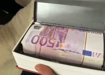 Euro të futura në kuti, jelek antiplumb dhe dylbi, dalin pamjet nga aksioni për arrestimin e grupit ‘Raja’