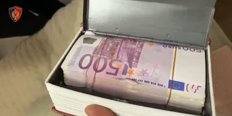 Euro të futura në kuti, jelek antiplumb dhe dylbi, dalin pamjet nga aksioni për arrestimin e grupit ‘Raja’