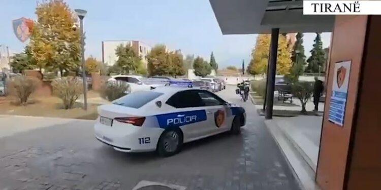 EMRAT/ Dhunuan dhe grabitën shitësin në Tiranë. Arrestohet 33-vjeçari, në kërkim dy bashkëpunëtorët